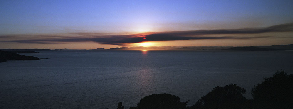 Mercredi 23 juillet 2008, nuage provoqué par un incendie à Toulou, vu de l'île du Levant.