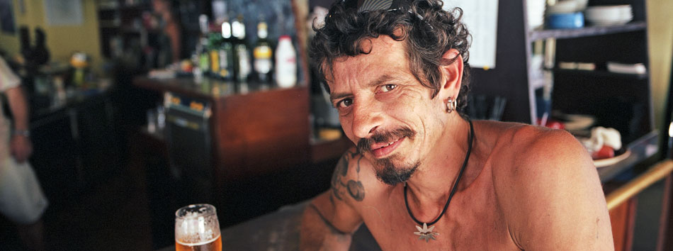 Mercredi 30 juillet 2008, Gilles, le "Gitan", au bar de la Pomme d'Adam, village d'Héliopolis, île du Levant.