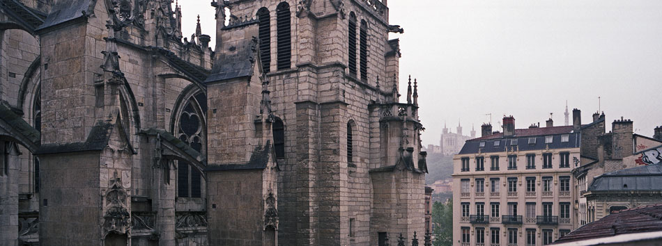 Jeudi 5 juin 2008, l'église Saint-Nizier face, au loin, à la cathédrale de Fourvière, à Lyon.