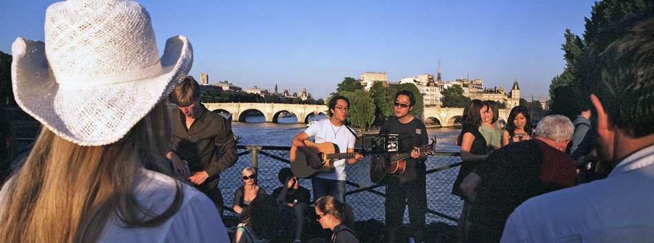 Samedi 21 juin 2008 (2), la fête de la musique sur le pont des Arts, à Paris.