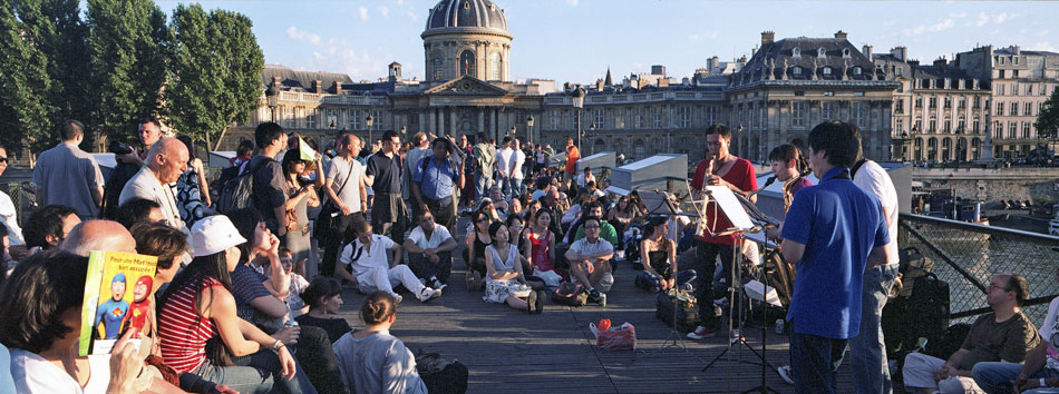 Samedi 21 juin 2008 (3), la fête de la musique sur le pont des Arts, à Paris.