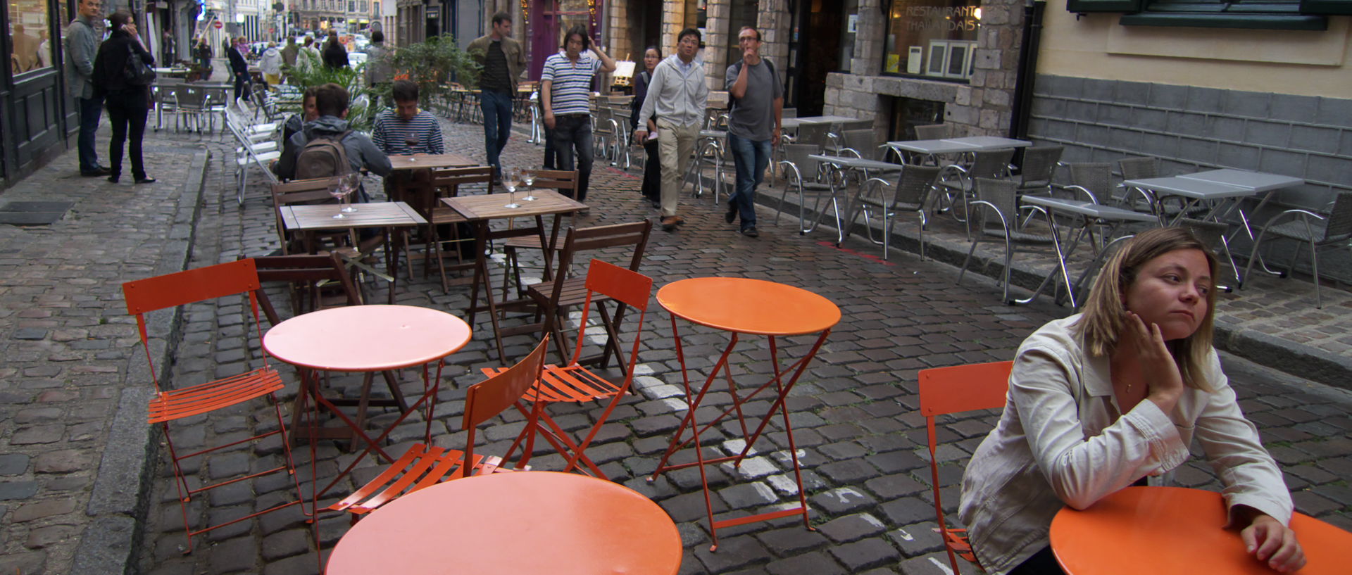 Photo à la terrasse d'un café, Lille, rue de Gand.