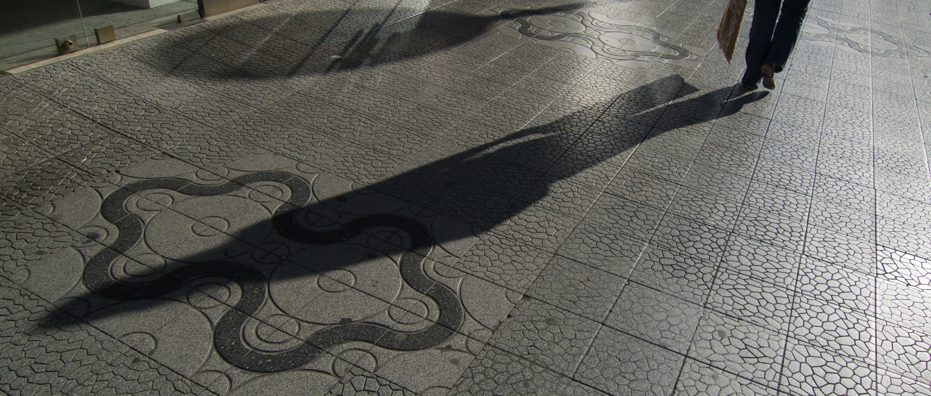 Photo d'une ombre sur un trottoir, Lille, rue Nationale.