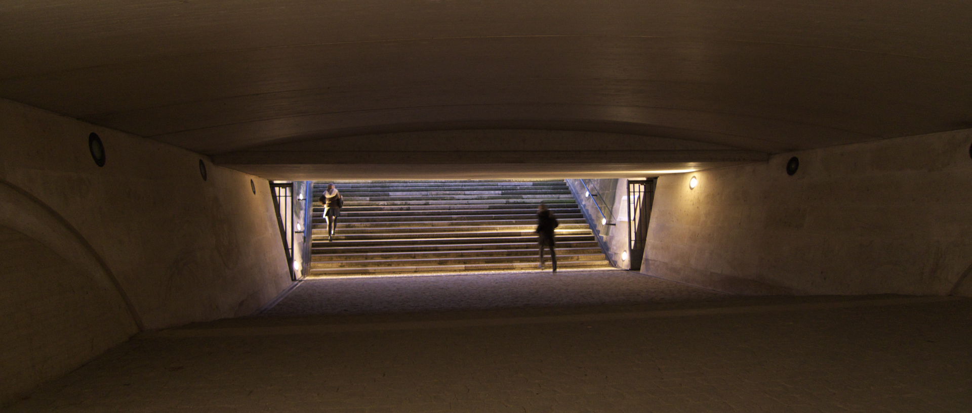 Mercredi 11 février 2009, 18:12, passage souterrain, jardin des Tuileries, à Paris.