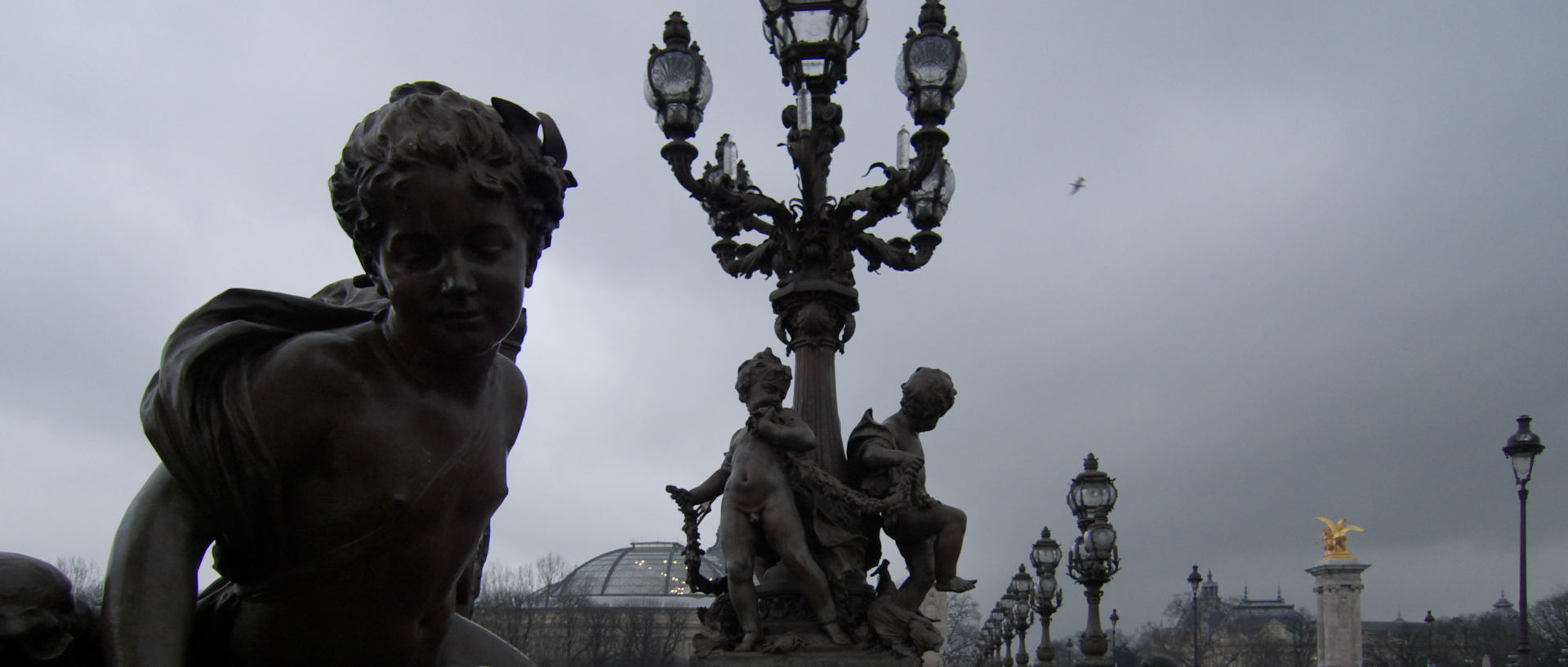 Mercredi 18 février 2009, 8:27, pont Alexandre III, à Paris.
