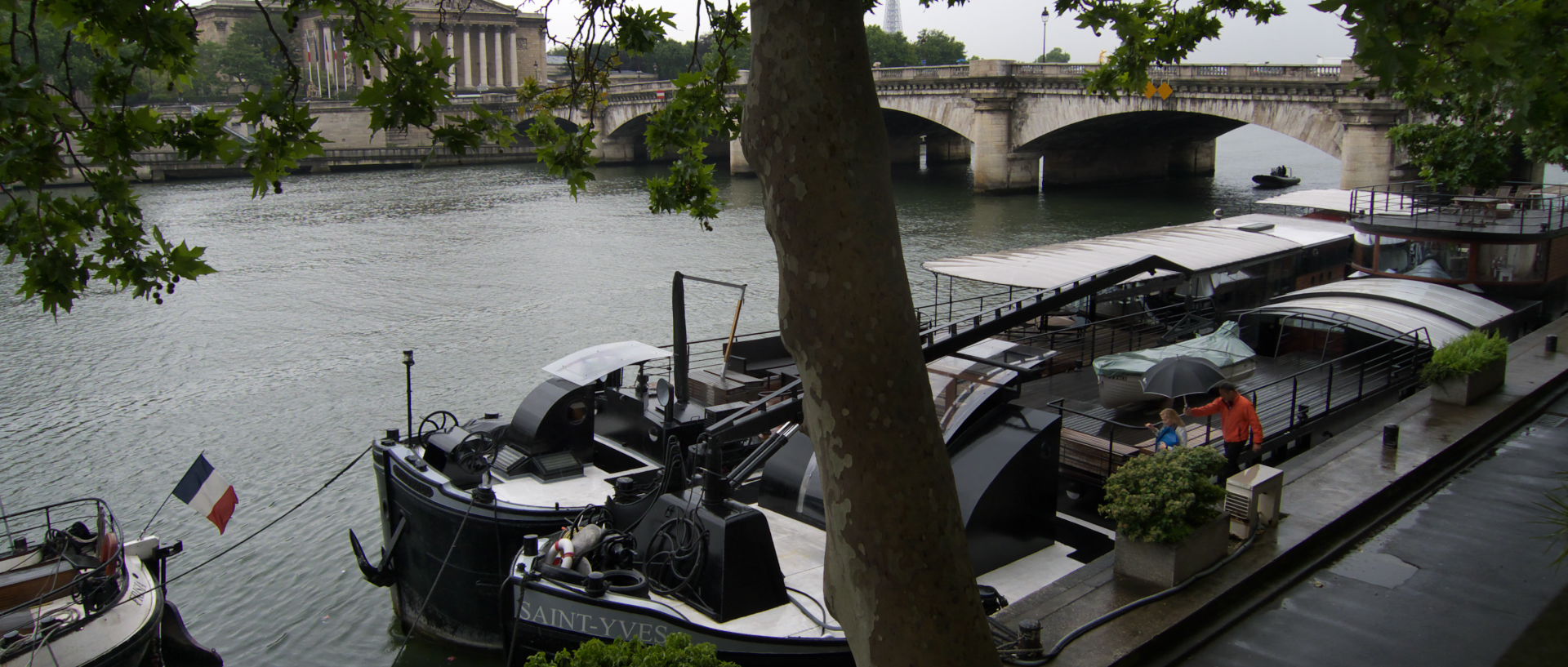 Photo de scène de rue, Paris, quai des Tuileries.