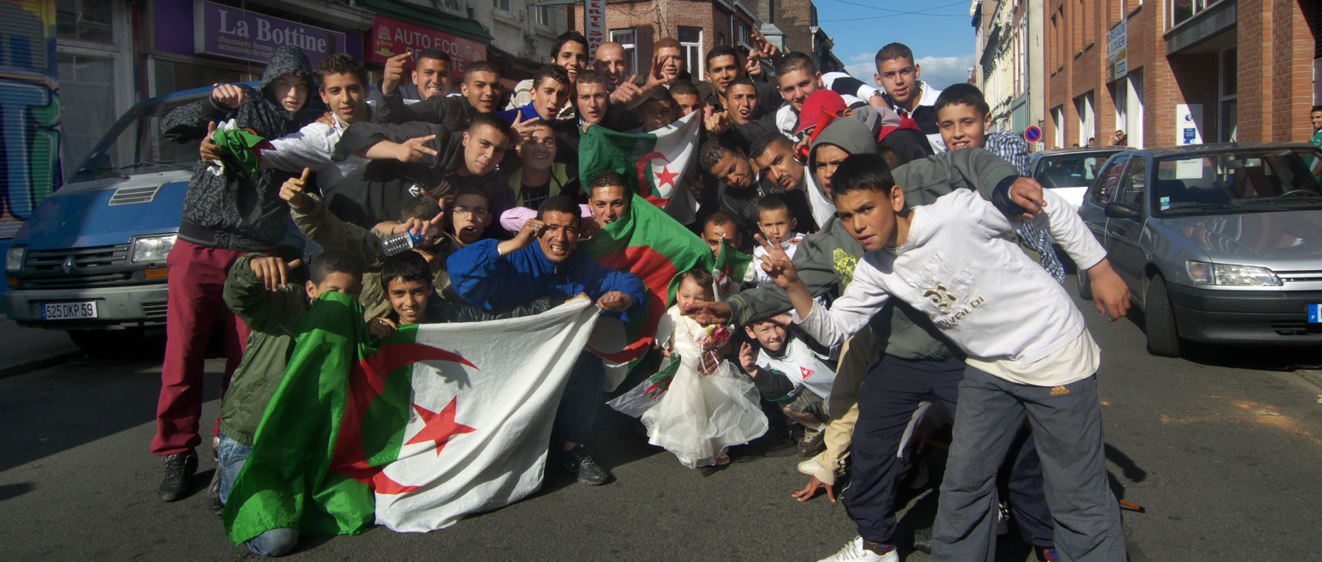 Photo de scène de rue, après la victoire de l'Algérie sur la Zambie, en football, Roubaix, Grande Rue.