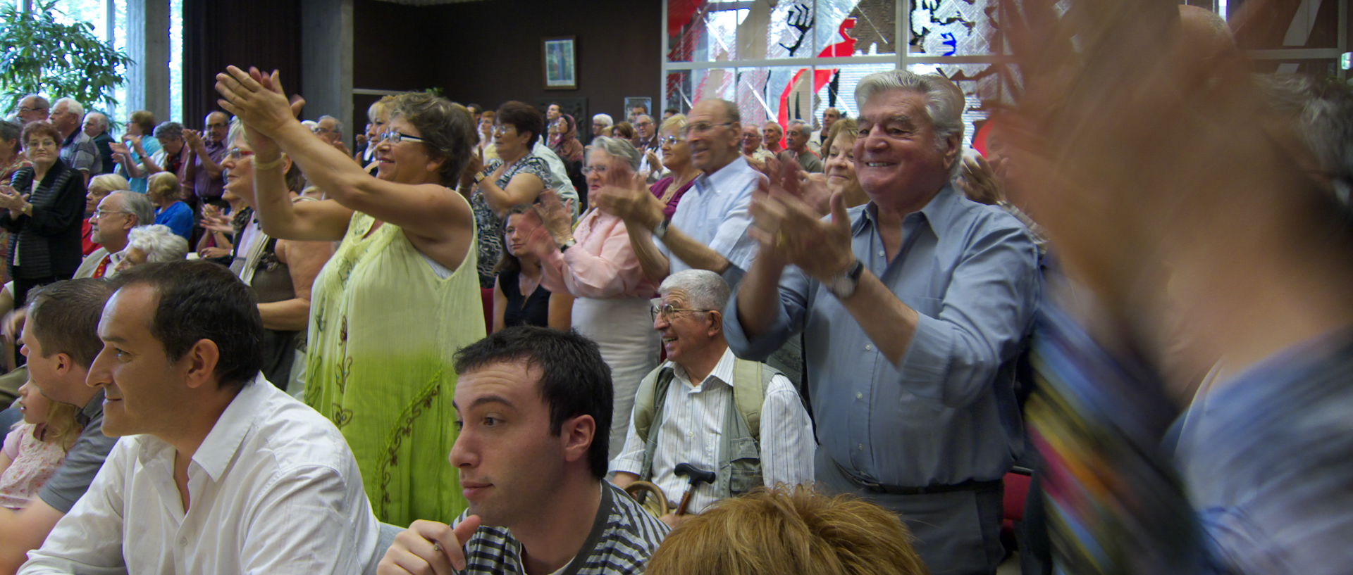 Photo du public applaudissant l'élection de Michèle Picard, maire de Vénissieux.