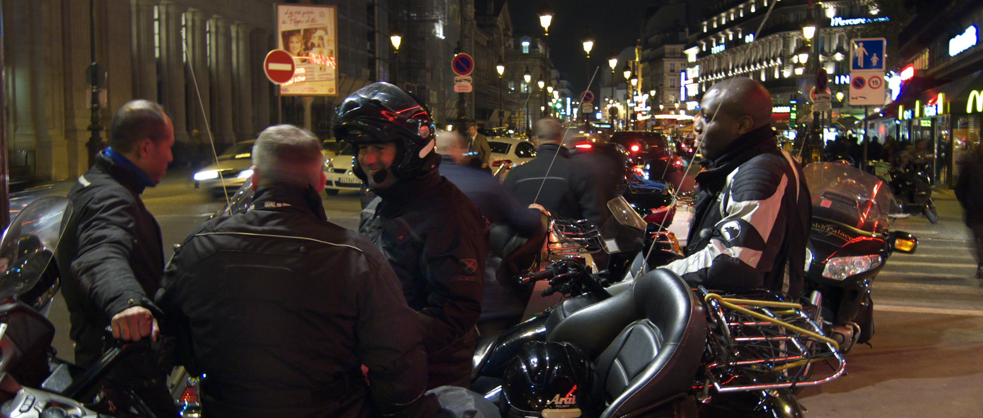 Photo des motos taxis, Paris, rue de Dunkerque.