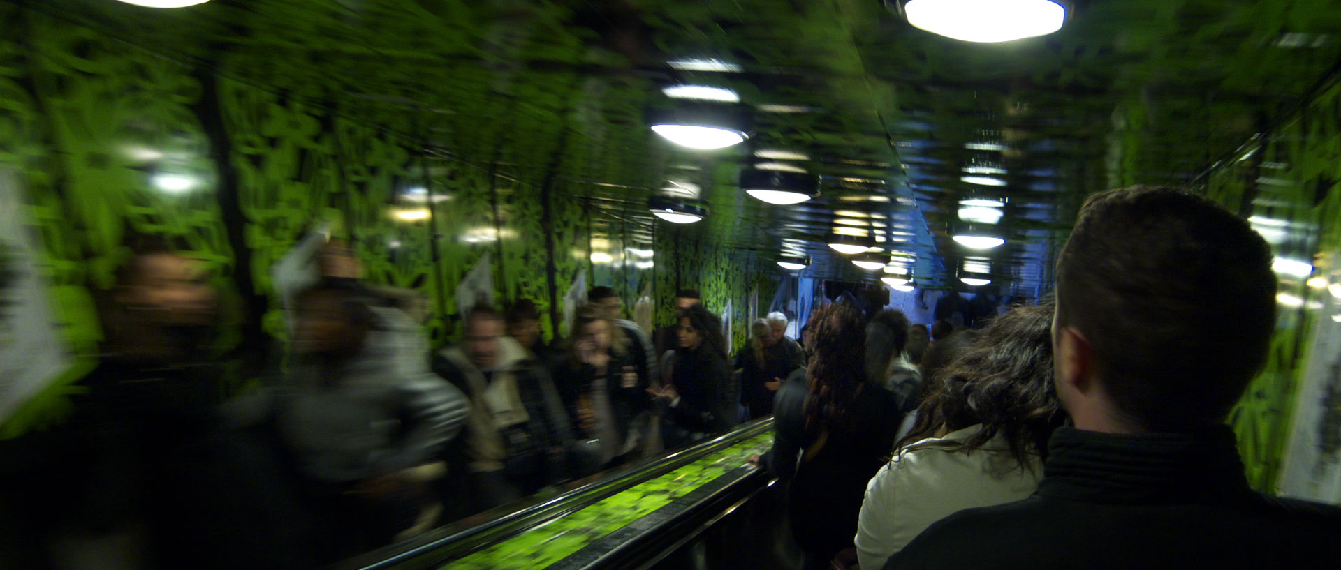 Photo dans un escalator du forum des Halles.