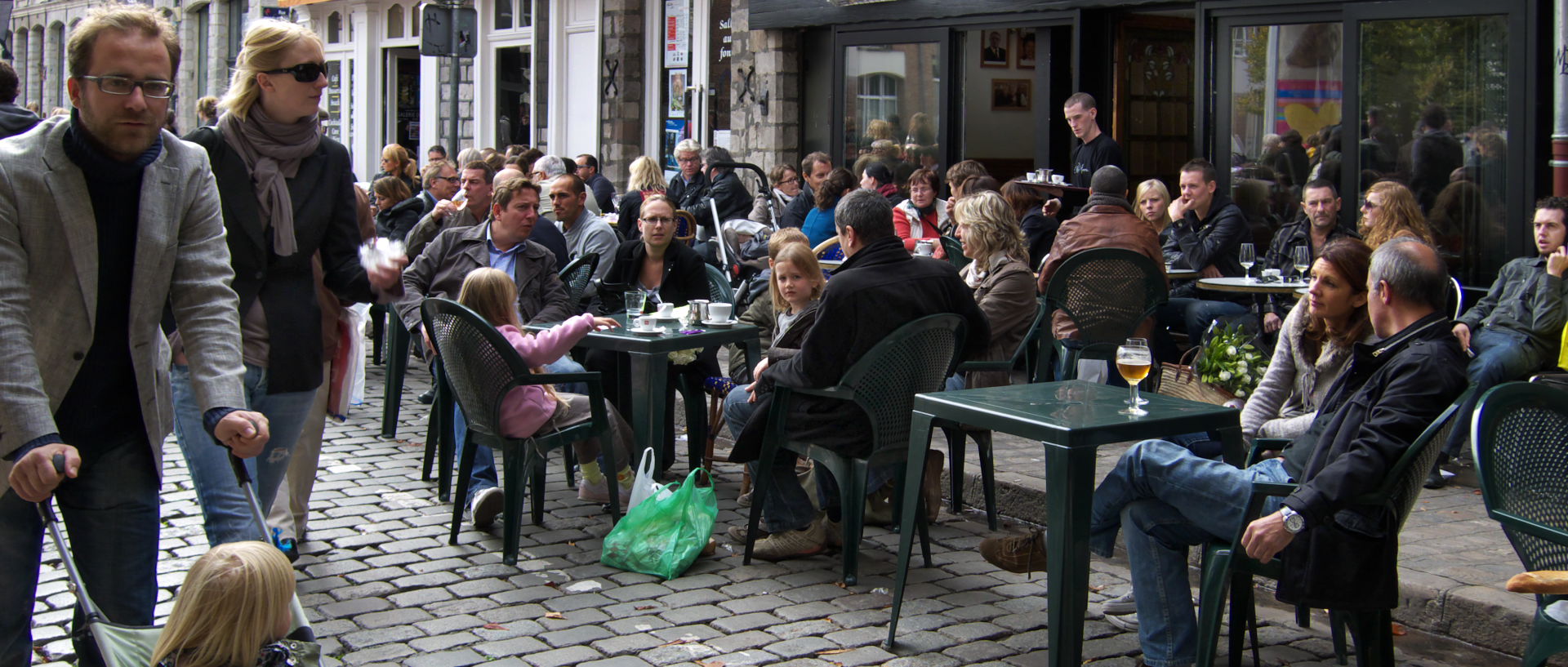 Photo de scène de rue, sur un marché, Lille, place du Concert.