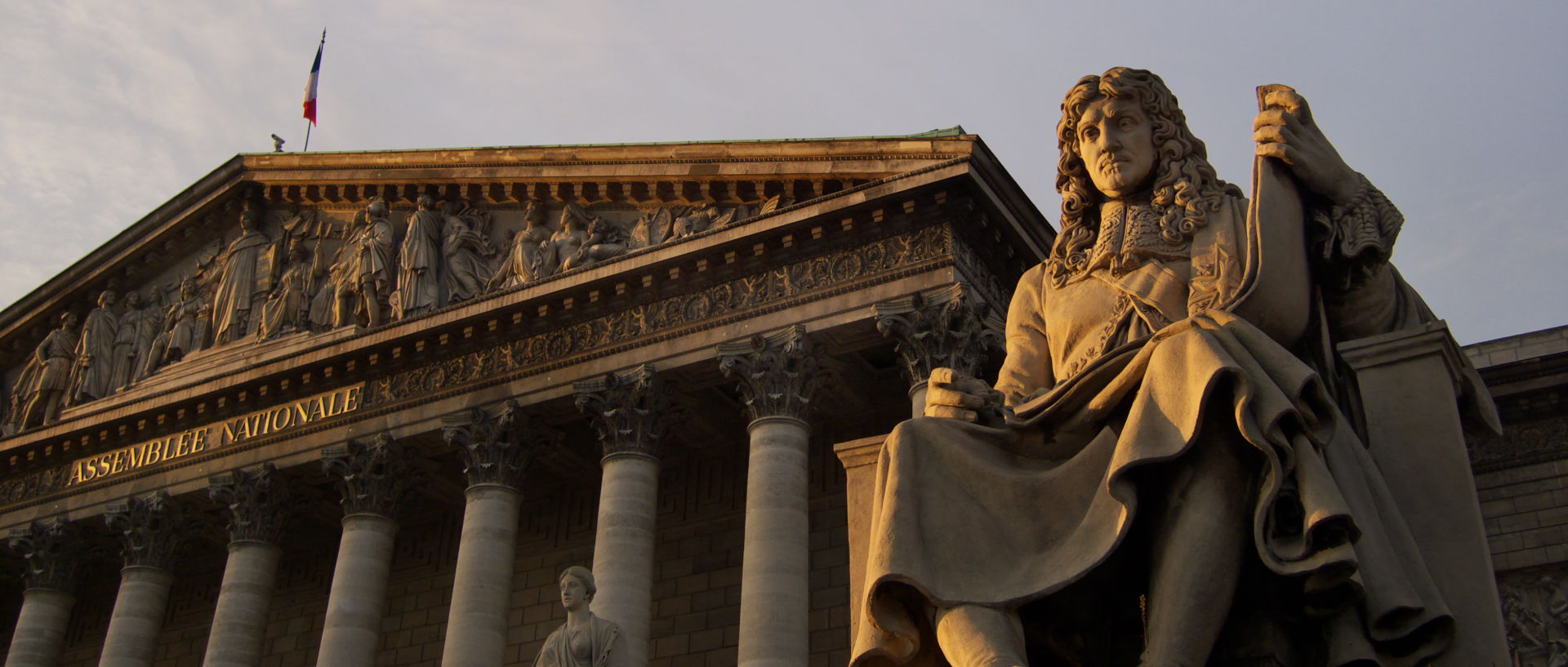 Photo d'une statue de Colbert, devant l'Assemblée nationale, Paris, quai d'Orsay.