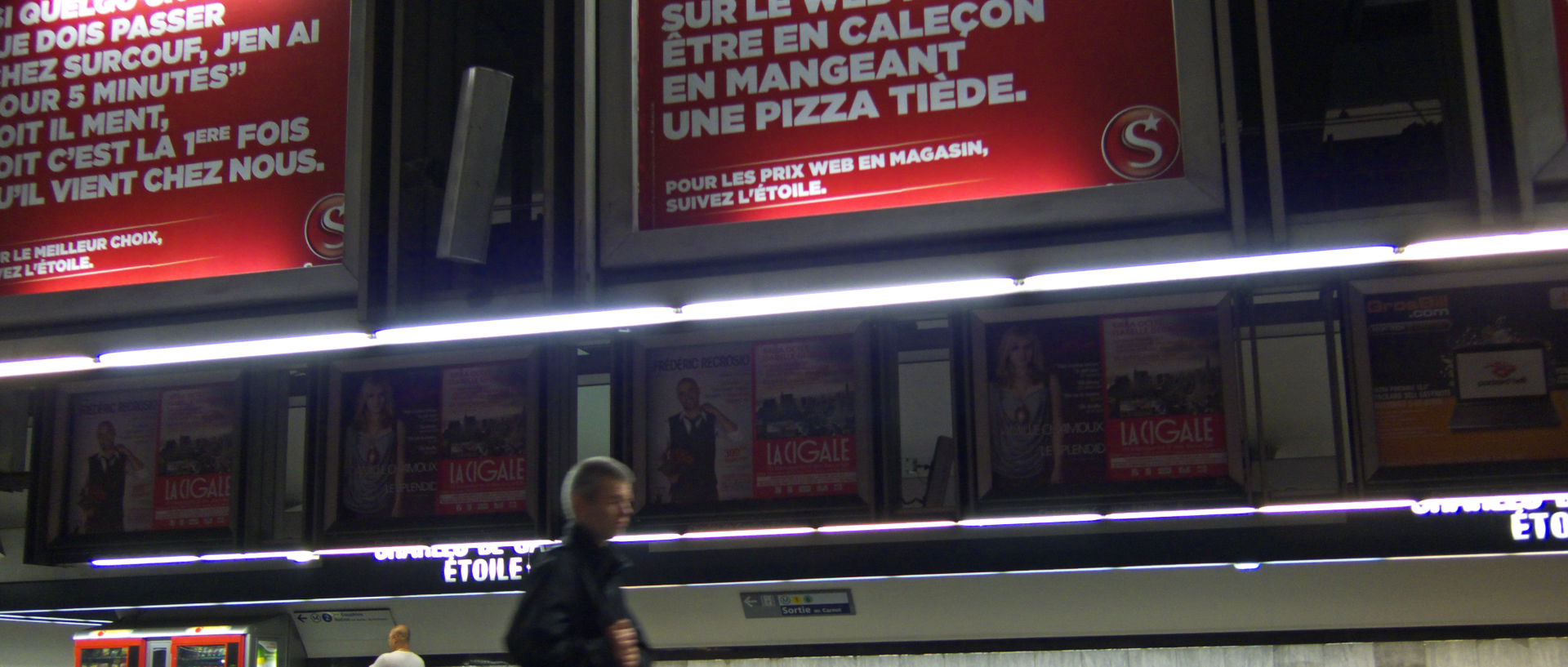 Photo dans le RER, station Charles-de-Gaulle, Paris.