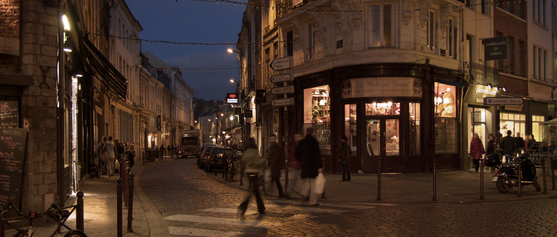 Photo de scène de rue, Lille, rue Esquermoise, rue Basse.