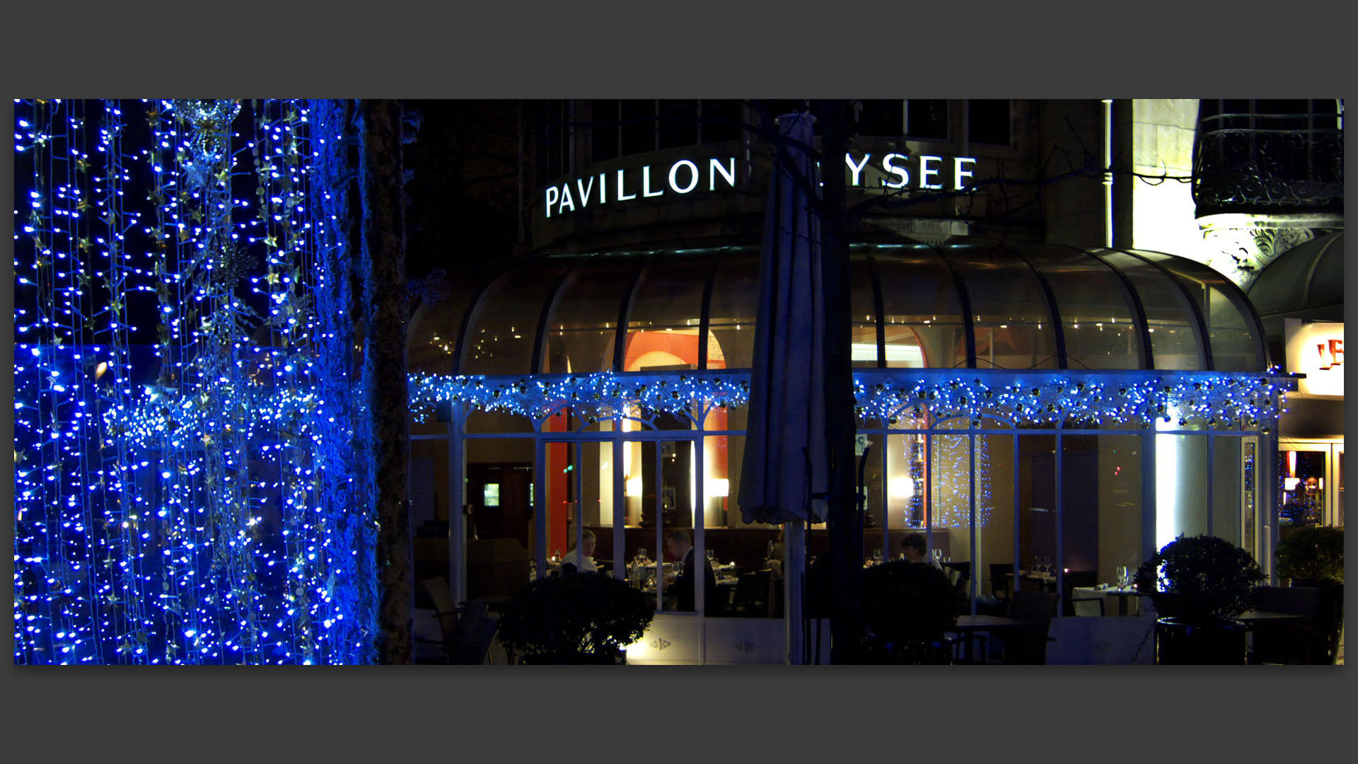 Pavillon Elysée, av. des Champs Elysées, à Paris.