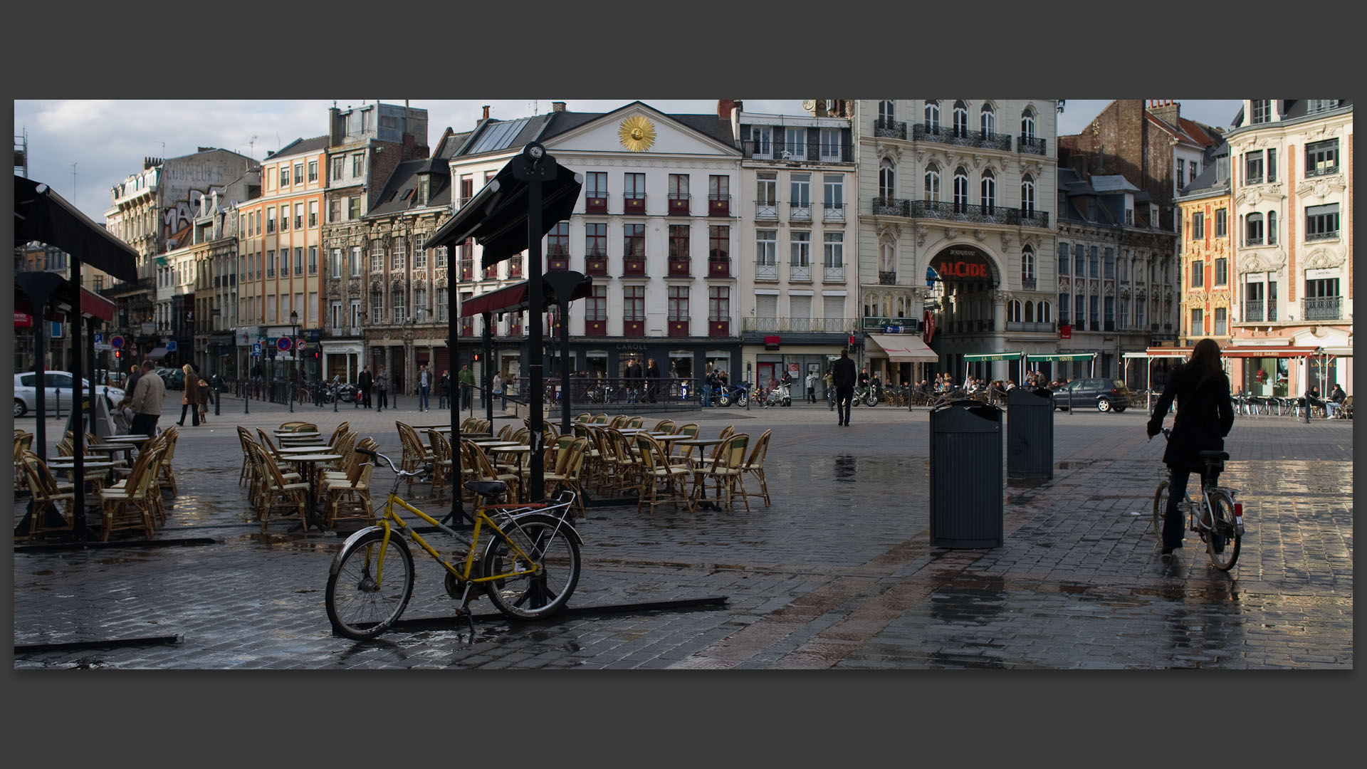Cycliste place du Général-de-Gaulle, à Lille.