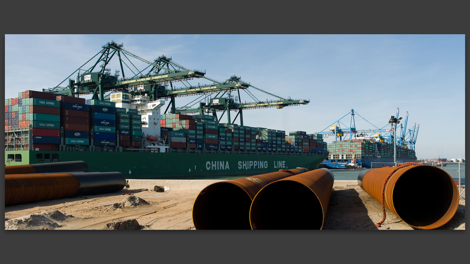 Porte-conteneur de la China shipping line, dans le port de Zeebrugge, en Belgique.
