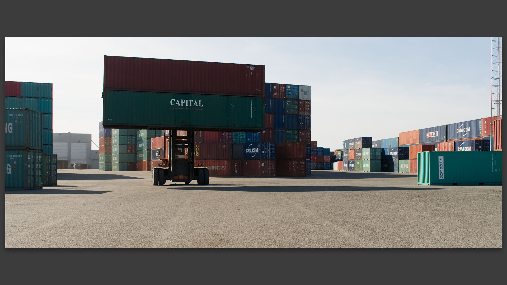 Transport de conteneurs dans le port de Zeebrugge, en Belgique.
