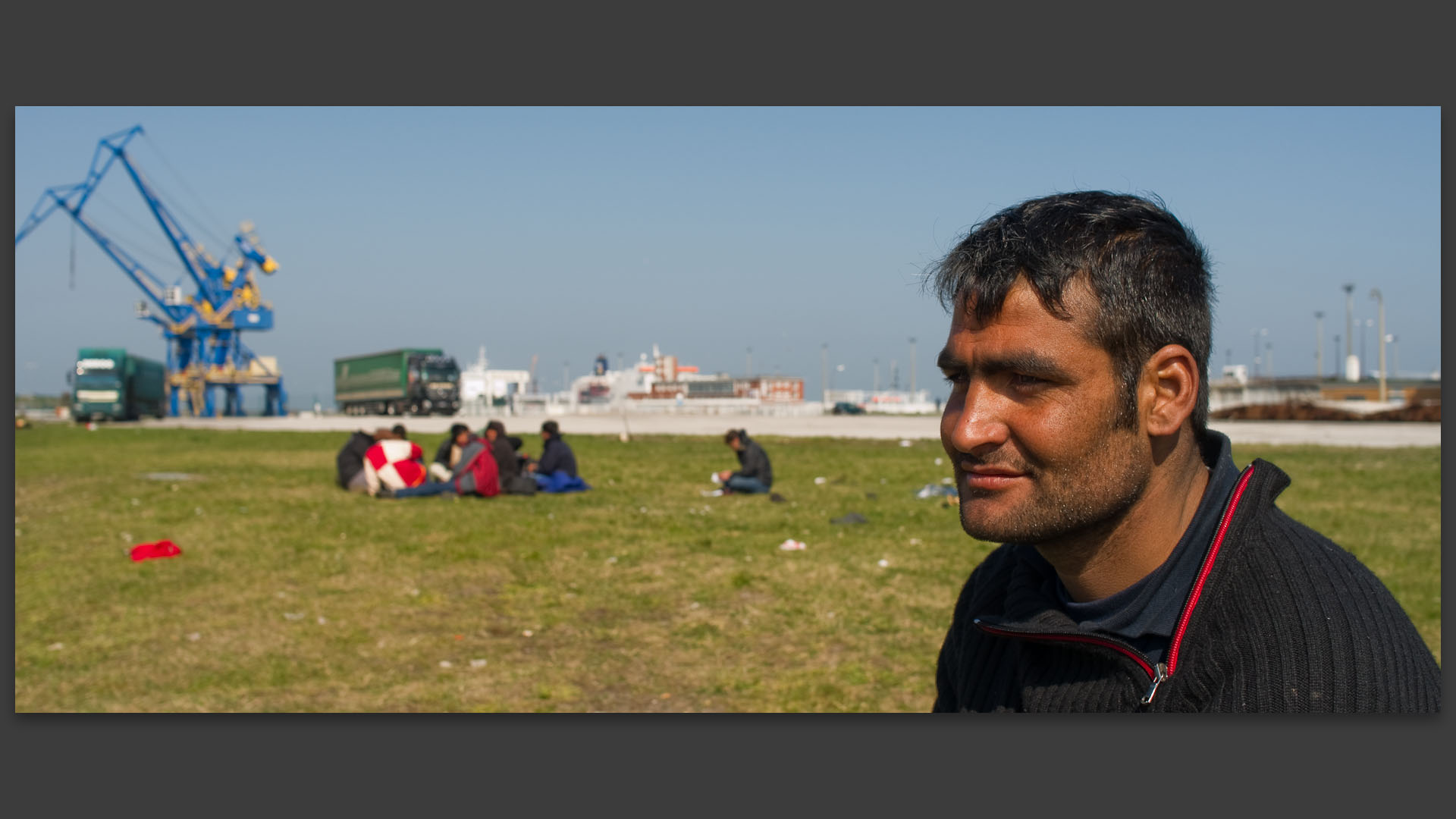 Portrait d'un migrant, place de l'Europe, à Calais.