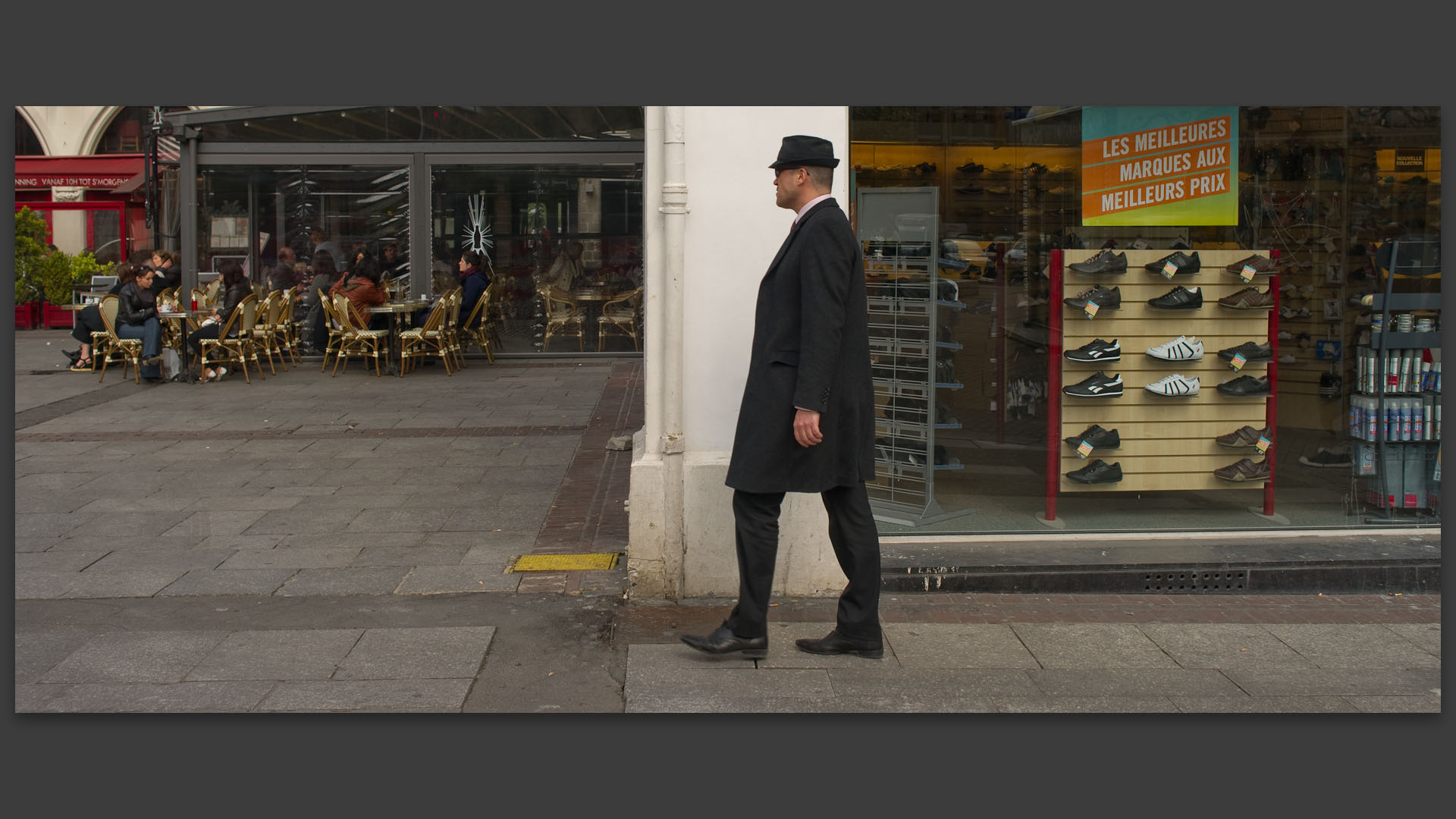 Homme avec un chapeau, place Rihour, à Lille.
