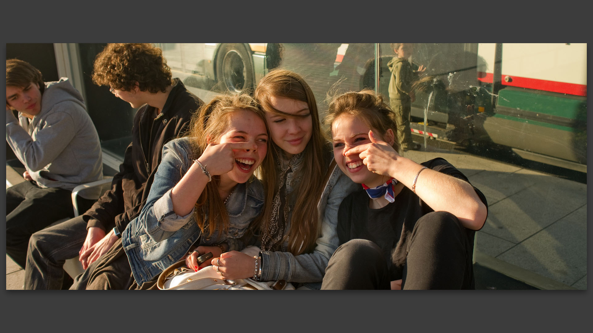 Jeunes filles en train de faire des grimaces, place Charles-et-Albert-Roussel, à Tourcoing.