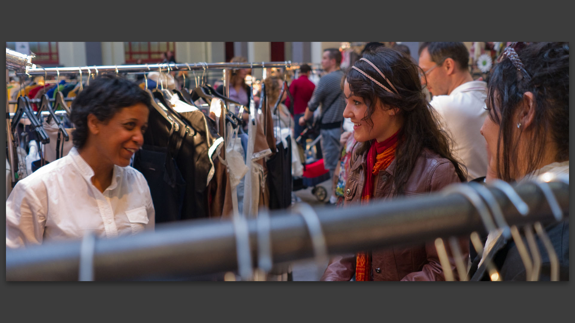 Jeunes femmes discutant, au marché des modes, à l'ENSAIT, à Roubaix.