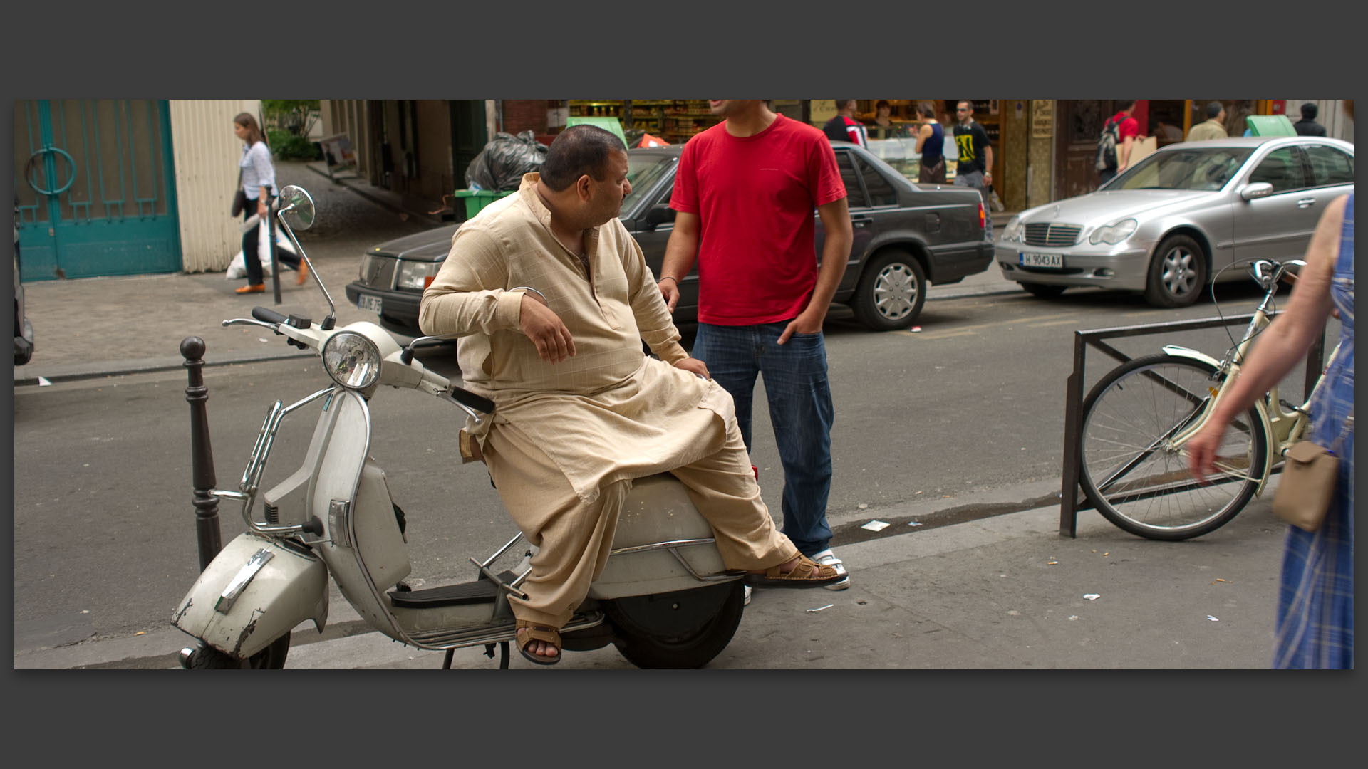 En repos sur un scooter, rue du Faubourg Saint-Denis, à Paris.