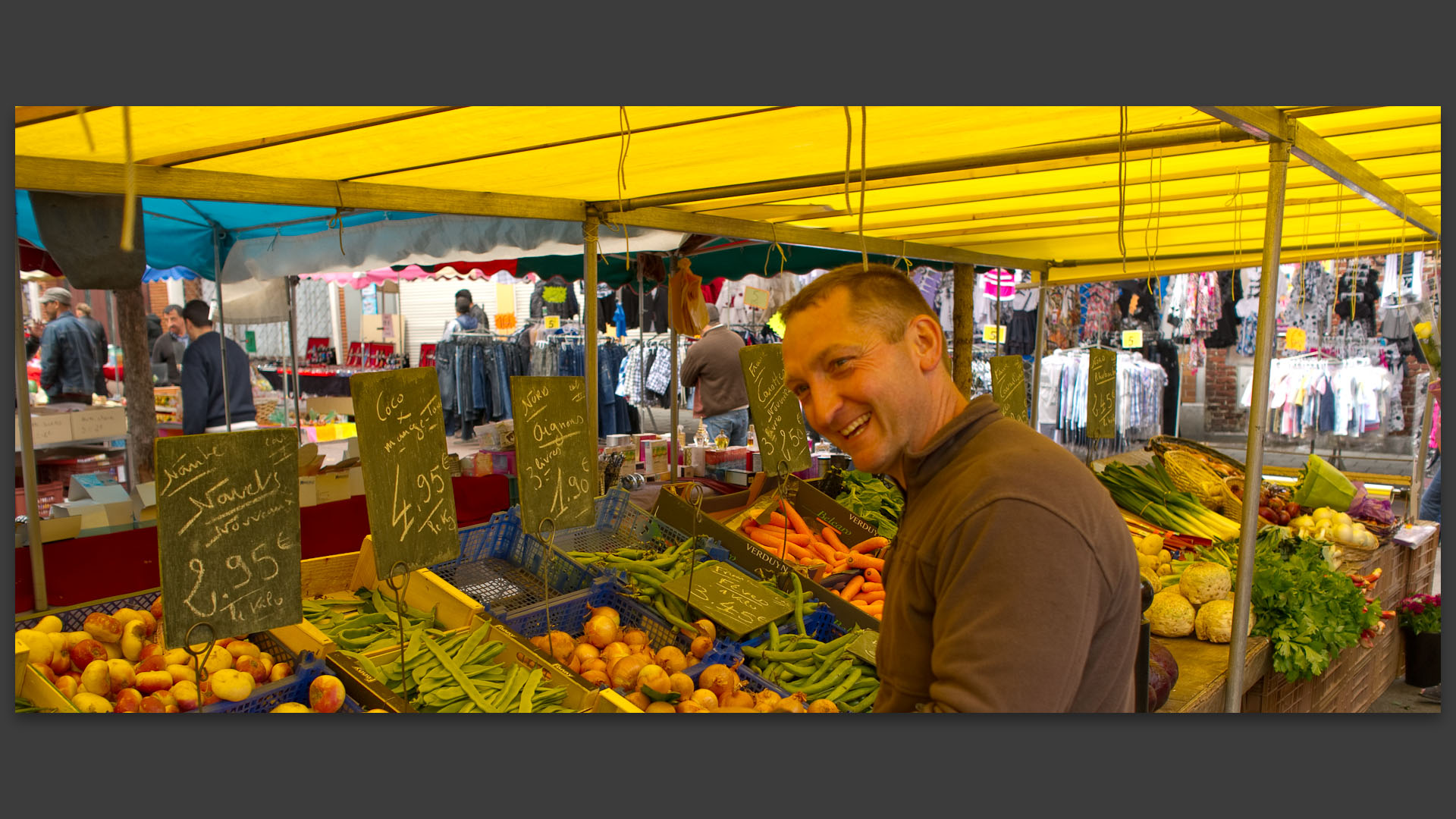 Marchand de légumes, au marché Saint-Pierre, place de la Liberté, à Croix.