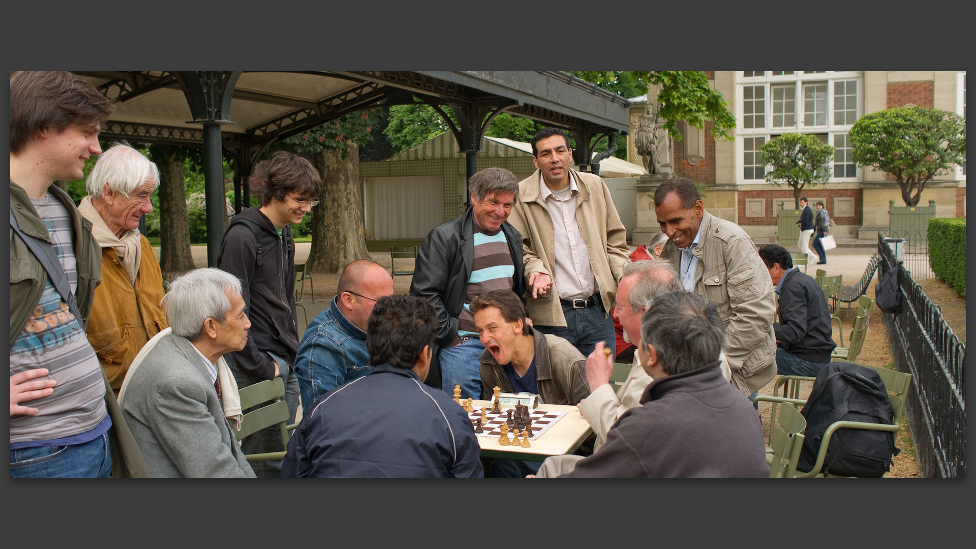 Joueurs d'échecs, au jardin du Luxembourg, à Paris.