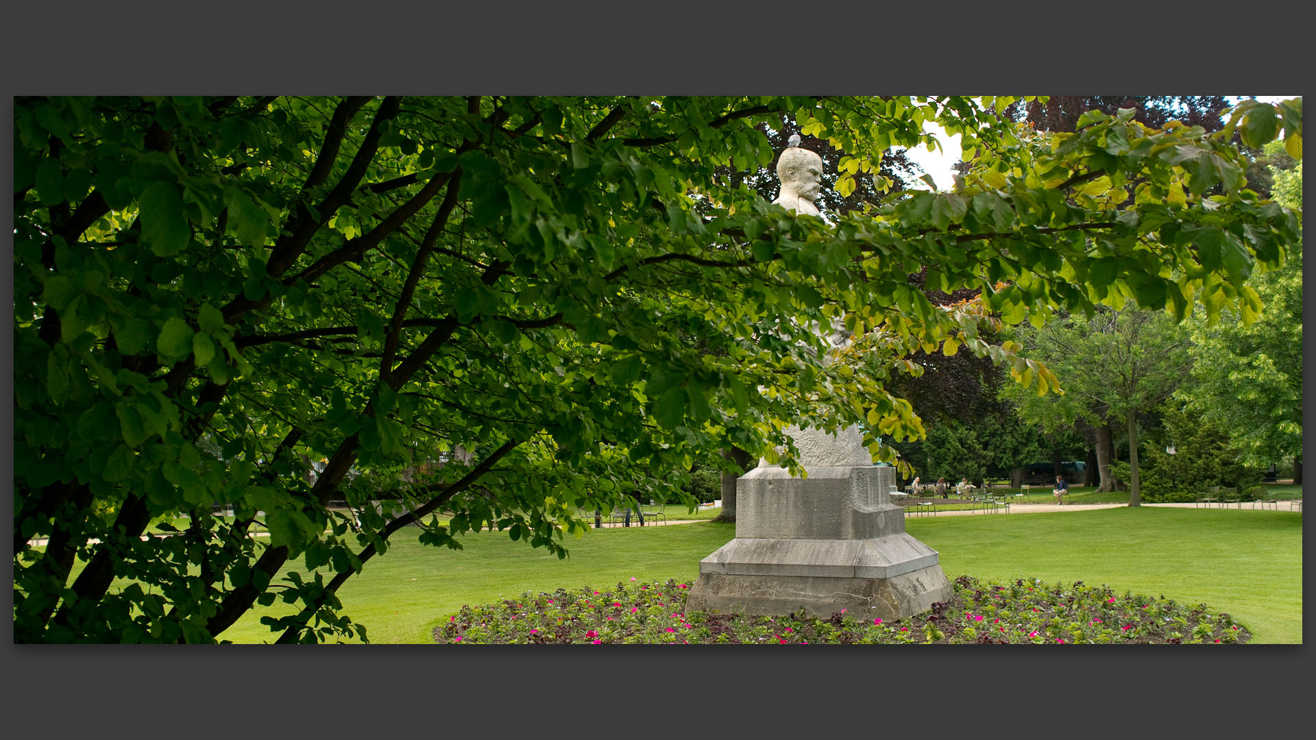 La statue de Paul Verlaine, au jardin du Luxembourg, à Paris.