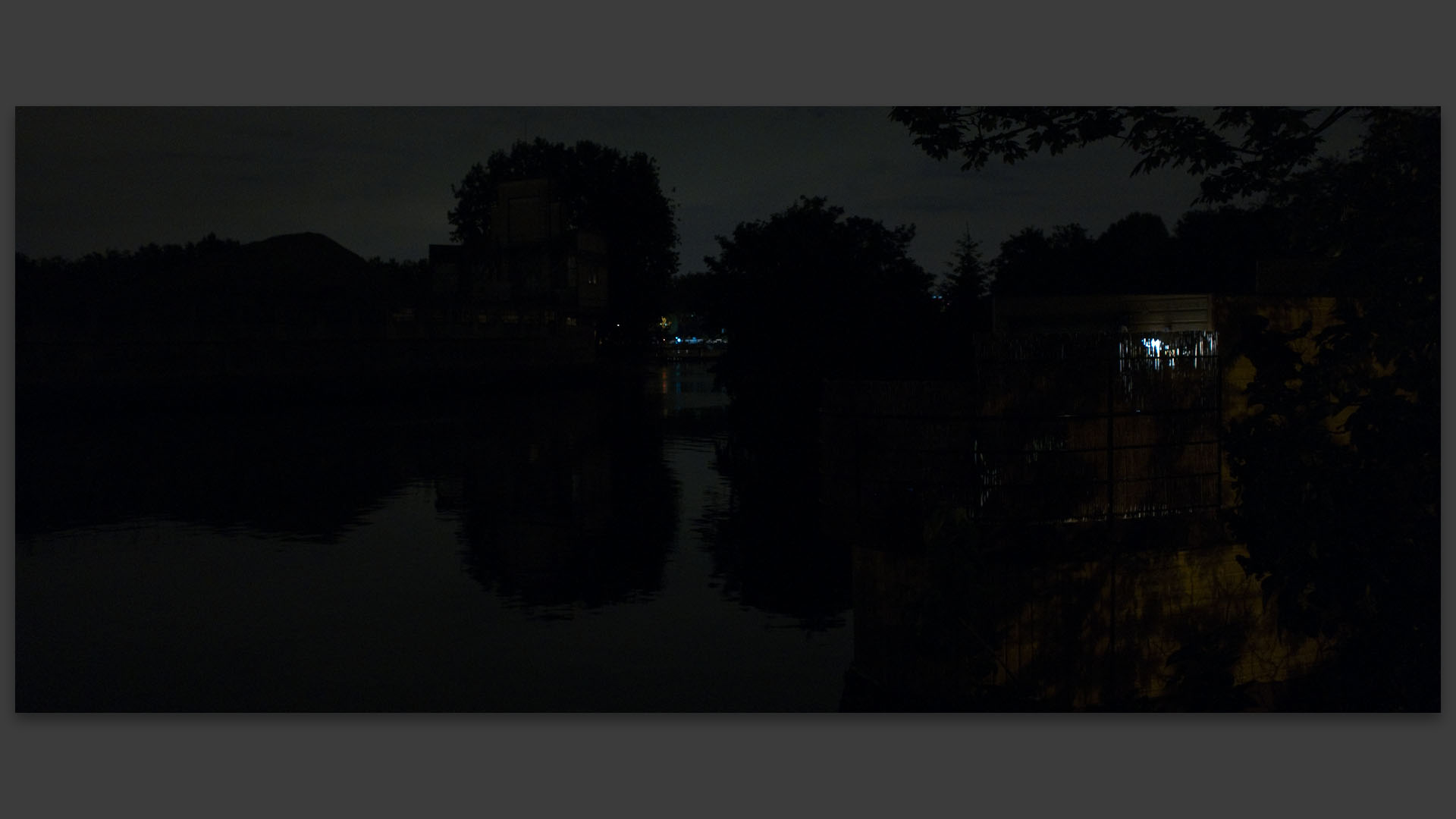 Les bords de Seine, la nuit, à Meudon.