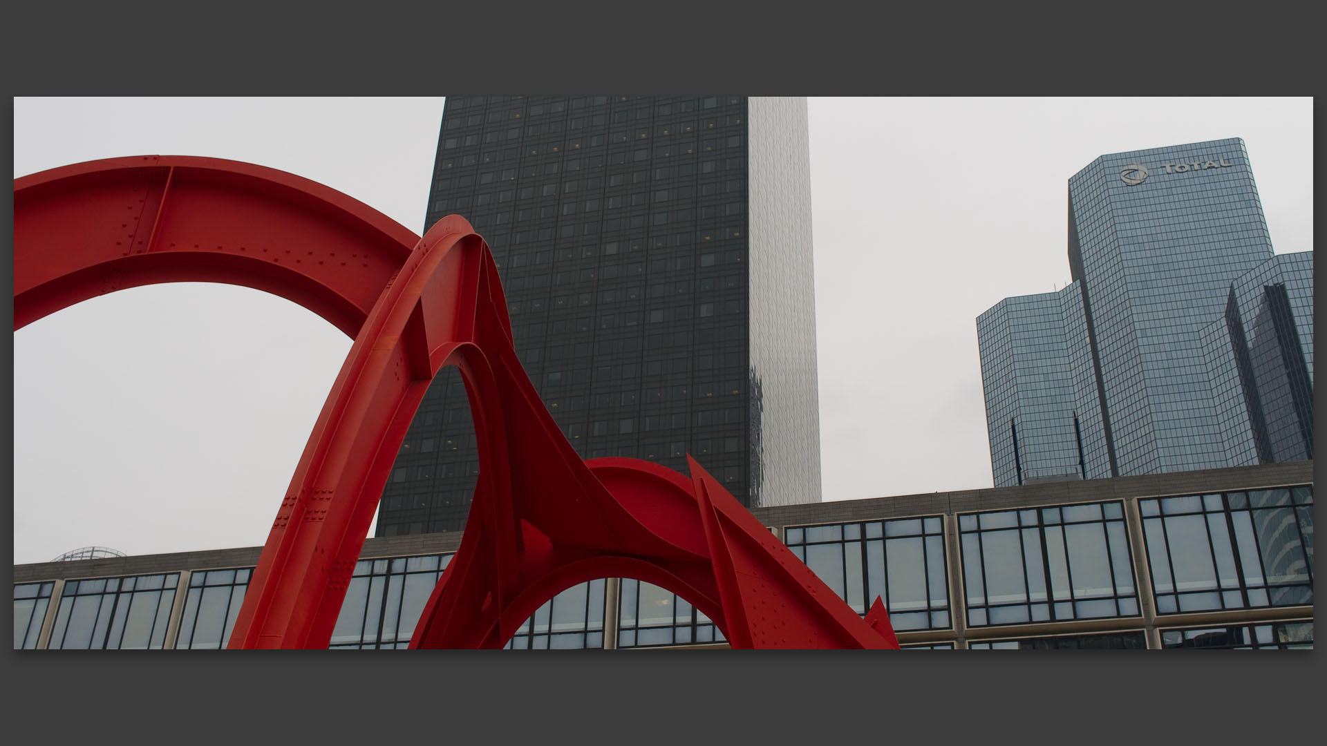 L'araignée rouge, statue d'Alexander Calder, parvis de Paris la Défense.
