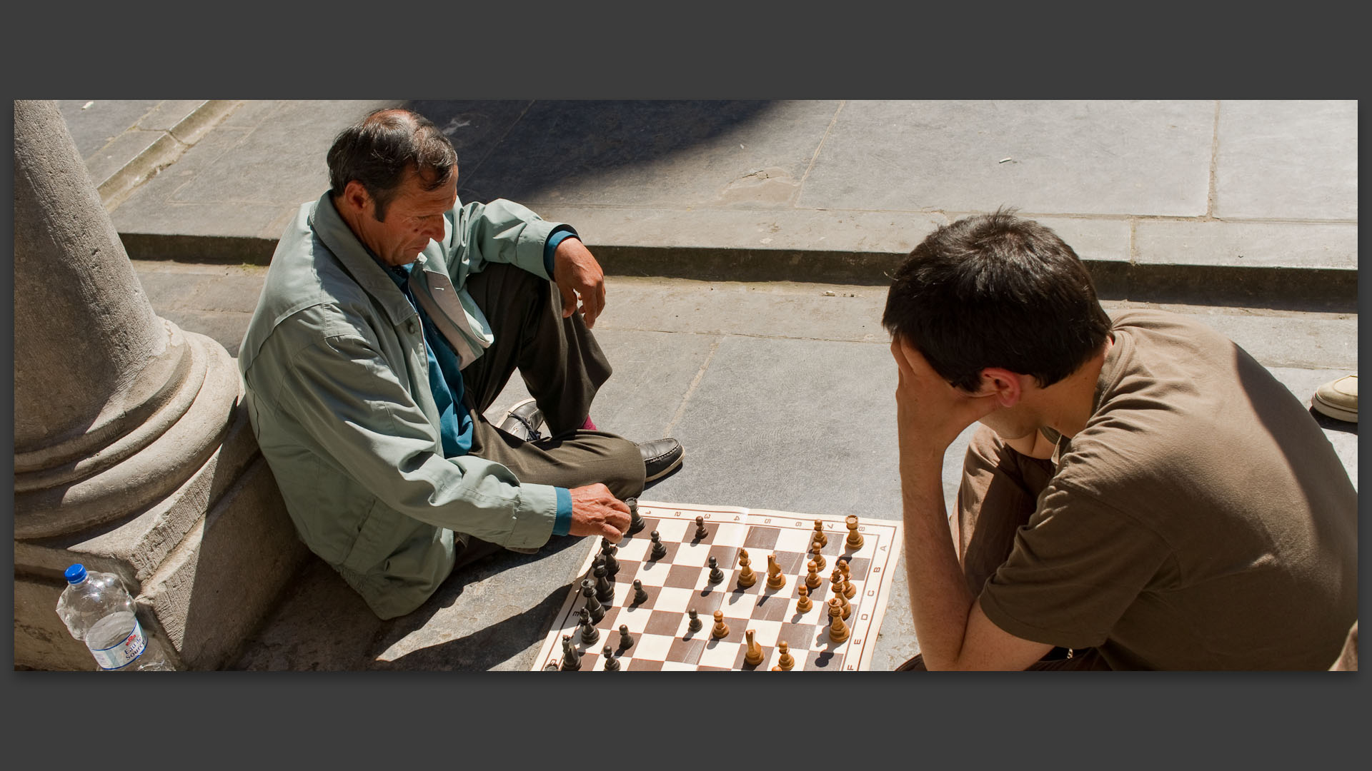 Deux joueurs d'échecs, à la vieille bourse de Lille.