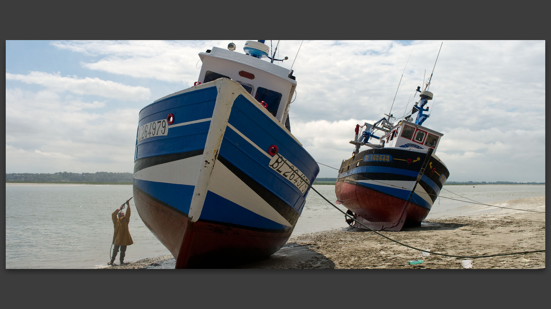 Deux bateaux de pêche à marée basse, au port du Crotoy, en baie de Somme.