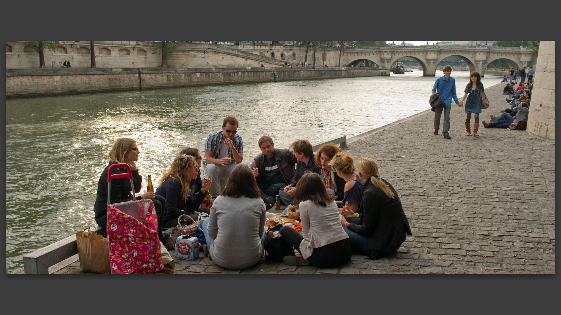 Jeunes en pique-nique, port du Louvre, à Paris.