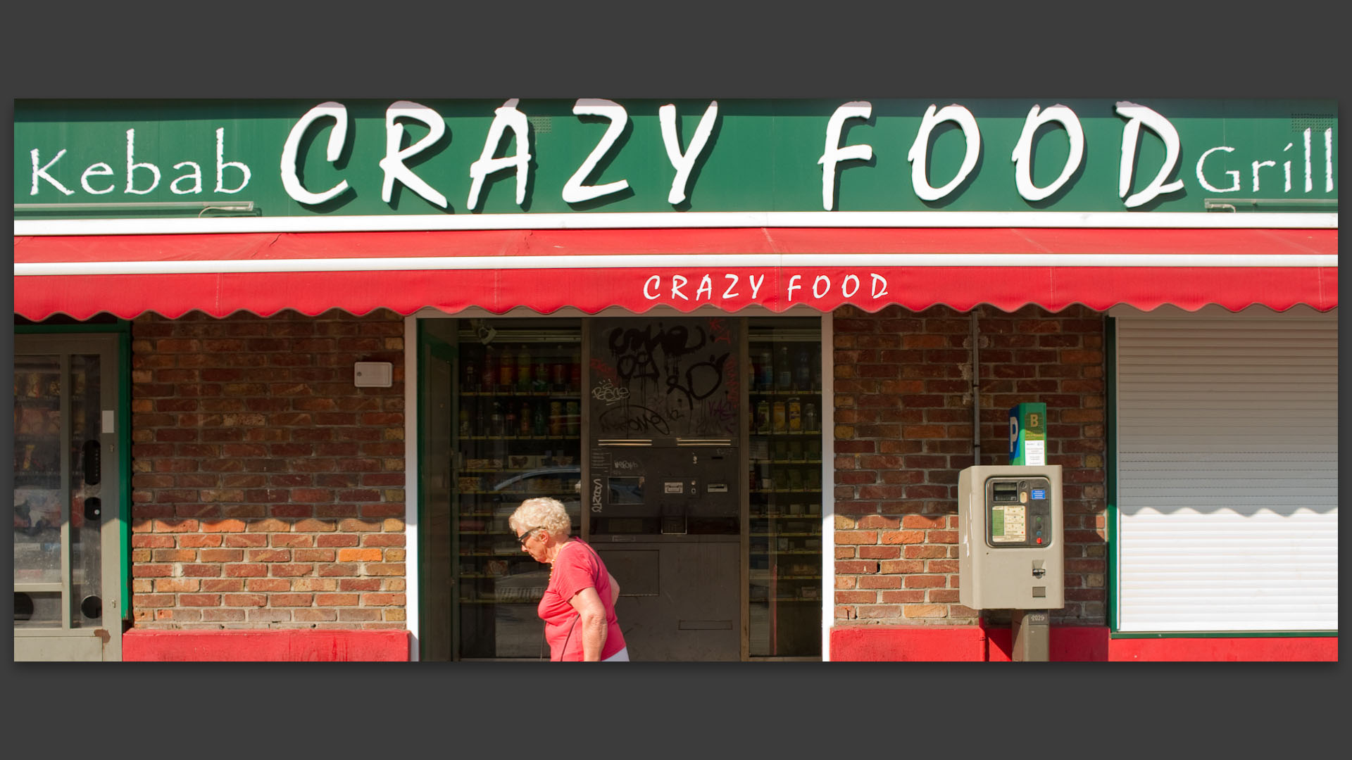 Passante devant Crazy food, rue de Solférino, à Lille.