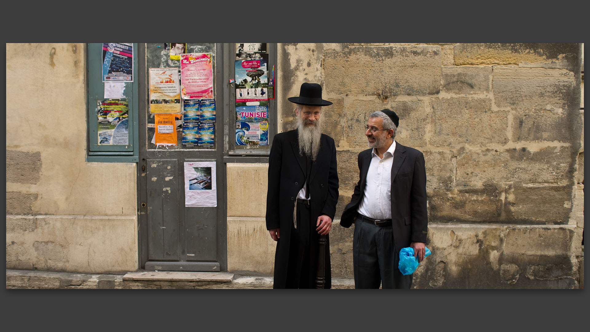 Religieux juifs, rue Pavée, à Paris.
