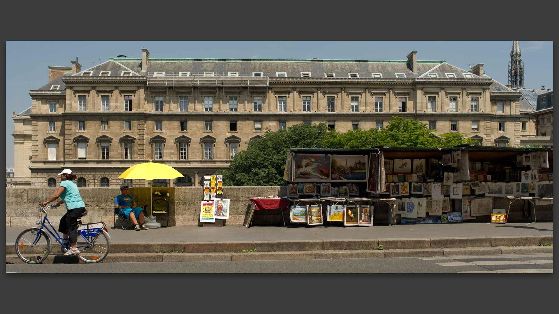 Le palais de justice et le quai des Orfèvres vus du quai des Grands Augustins, à Paris.