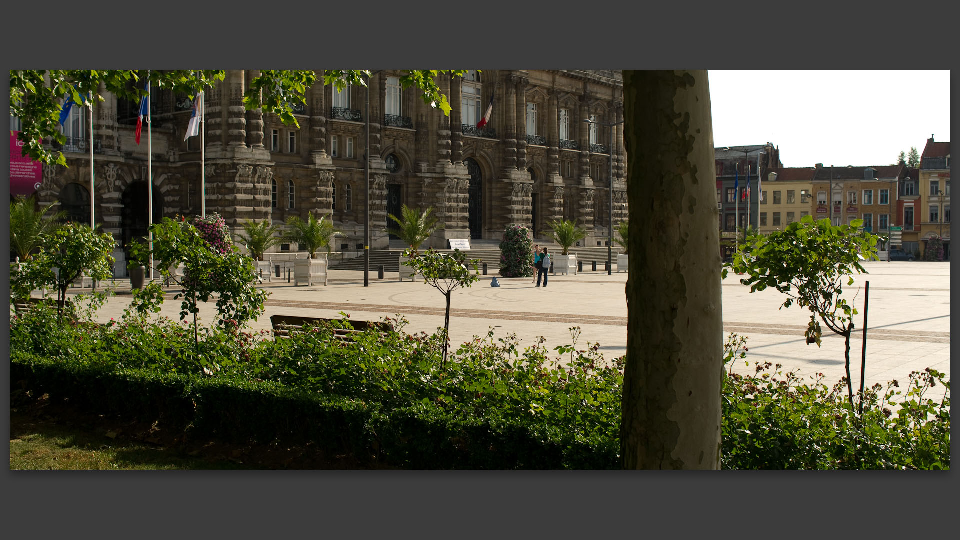 Soleil sur la Grand Place et l'hôtel de ville de Roubaix.