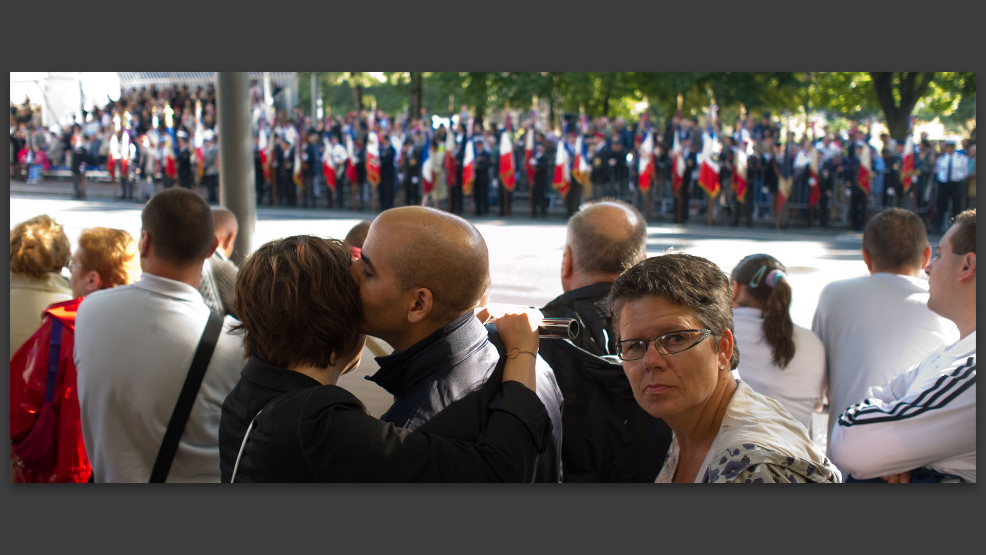 En attendant le défilé militaire du 14 juillet, boulevard de la Liberté, à Lille.