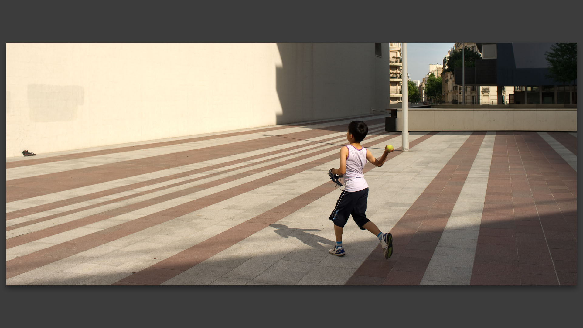Enfant jouant à la pelote basque sur la dalle du quartier Beaugrenelle, à Paris.