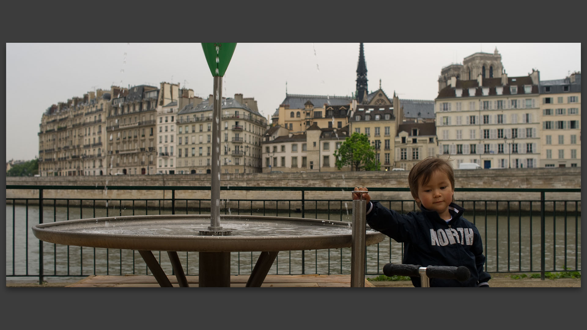 Enfant à la fontaine, à Paris-plage, voie Georges-Pompidou, devant l'île de la Cité.