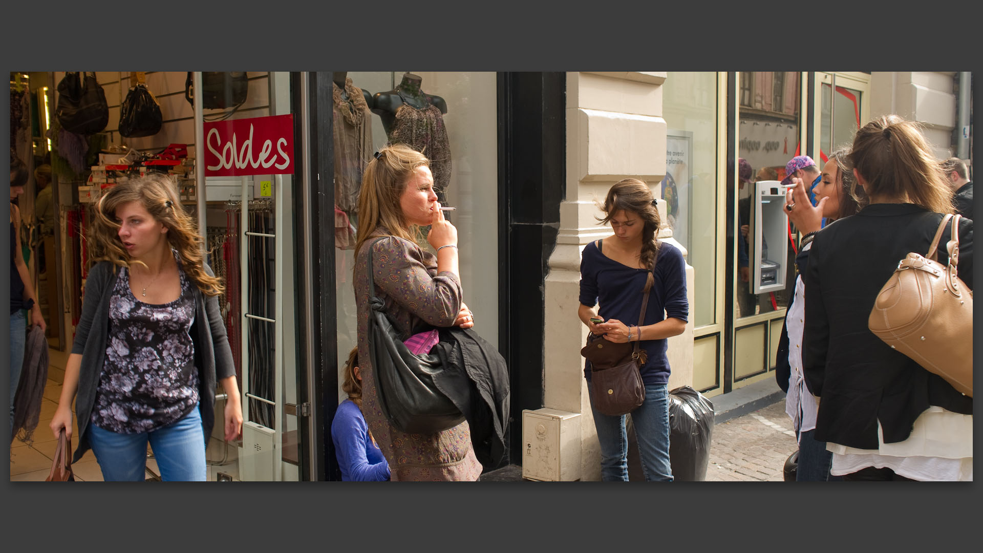 Jeunes femmes devant une boutique de mode, rue du Secrétaire-Arembault, à Lille.