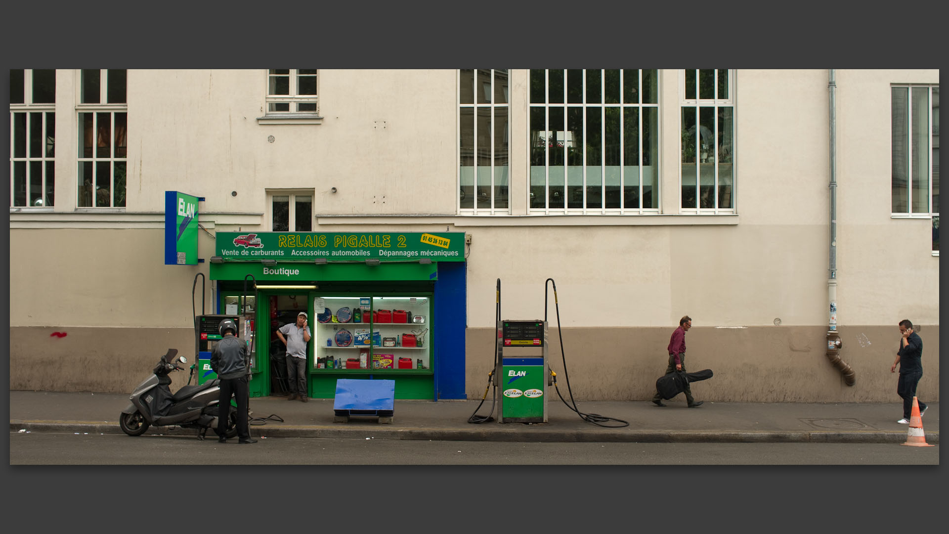 Station service à Pigalle, boulevard de Clichy, à Paris.