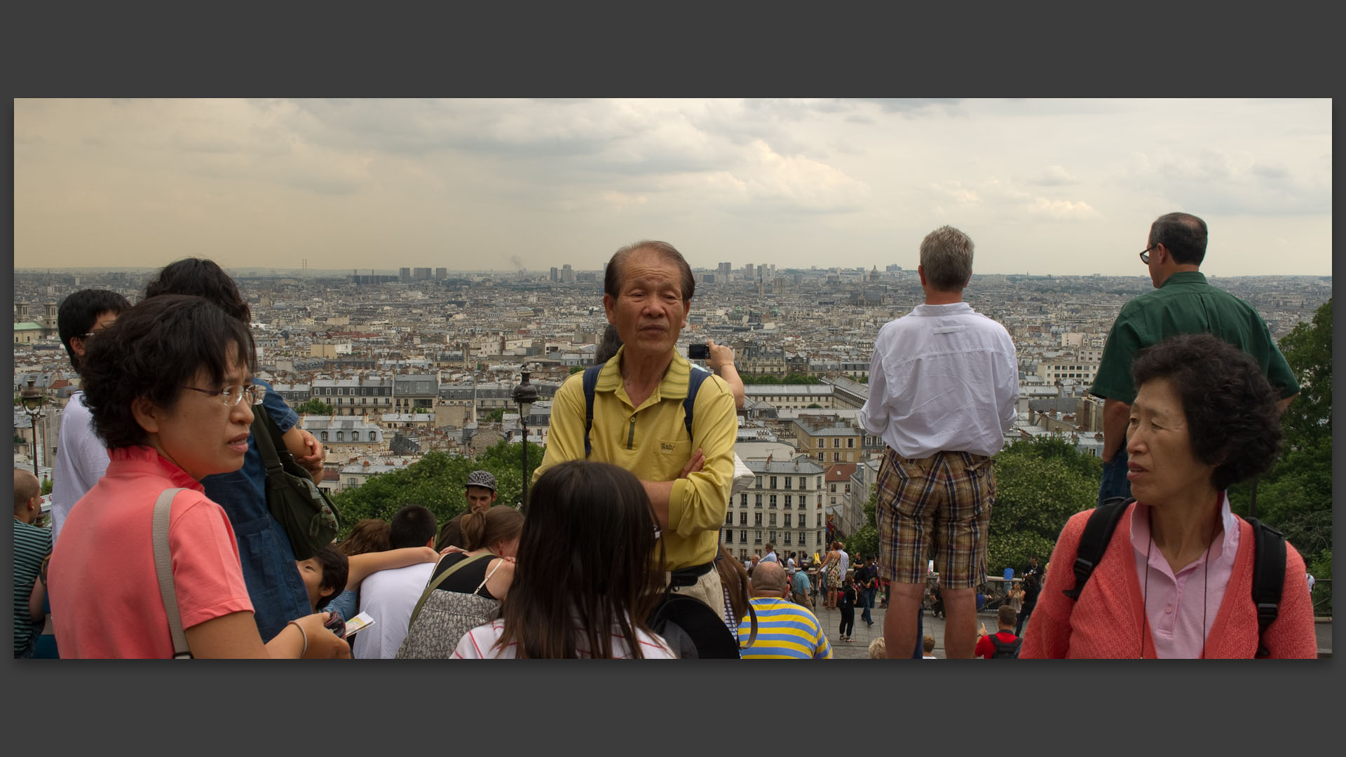 Touristes en haut des marches du Sacré-Coeur de Montmartre, à Paris.