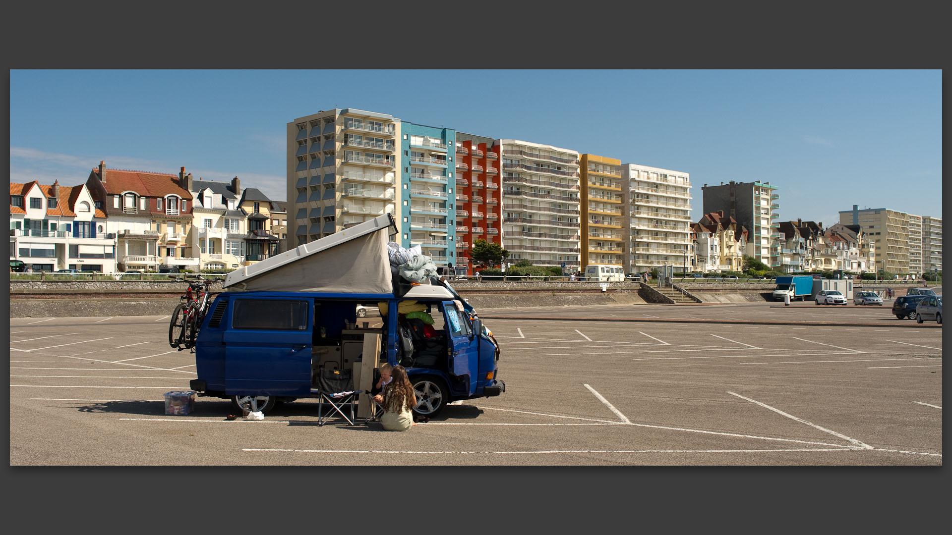 Mini camping car sur le parking du bord de mer au Touquet Paris plage.