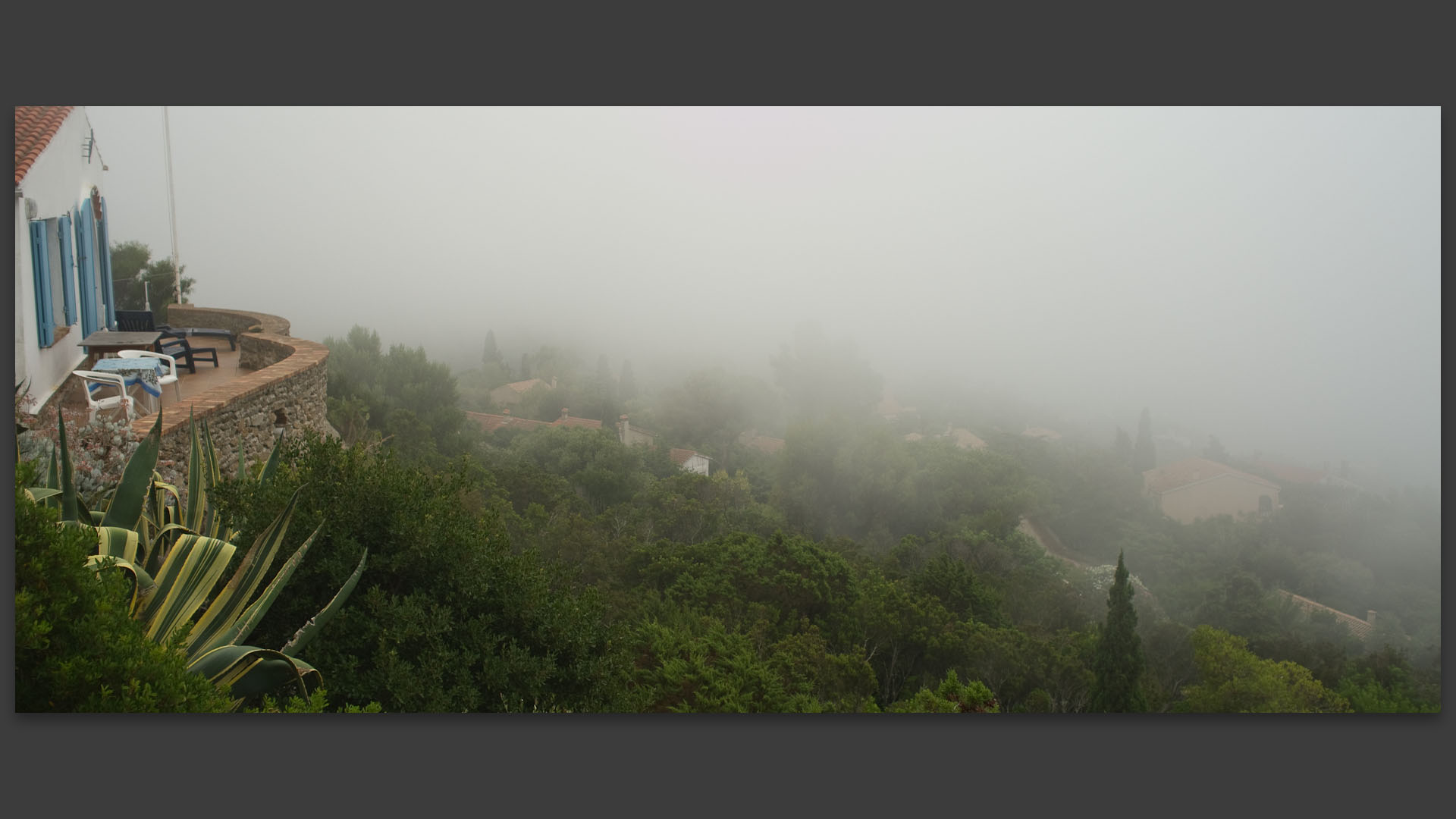 Brouillard sur l'île du Levant.