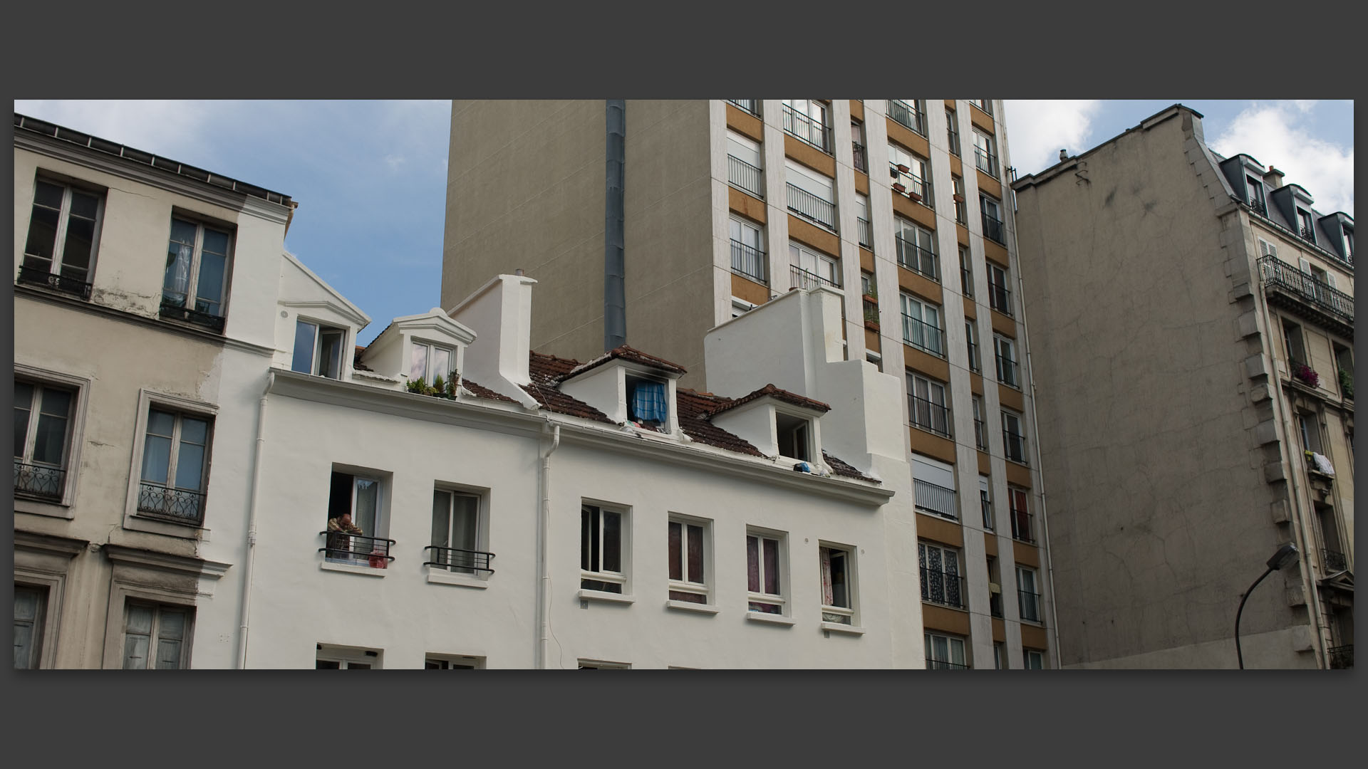 Homme à sa fenêtre, rue Marx-Dormoy, à Paris.