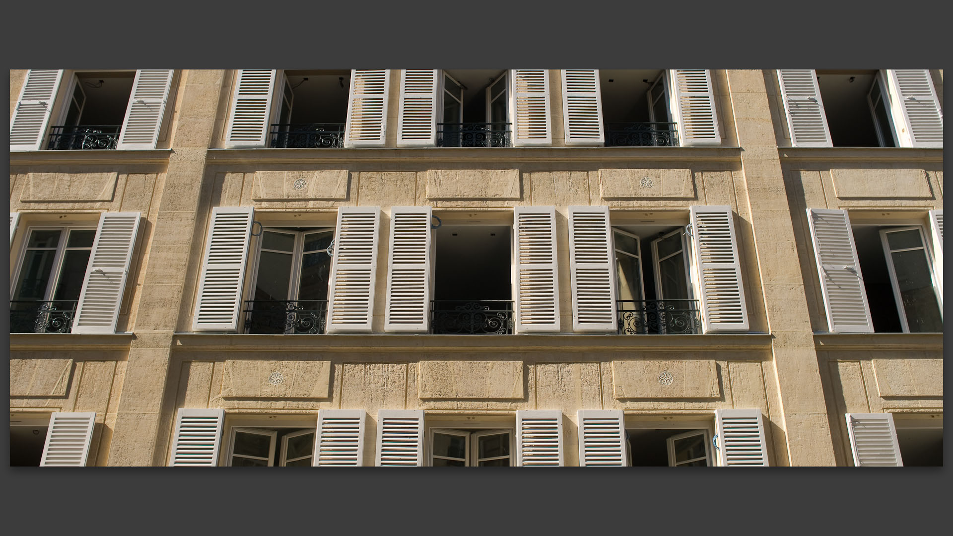 Façade d'immeuble rénovée, rue du Cherche-Midi, à Paris.