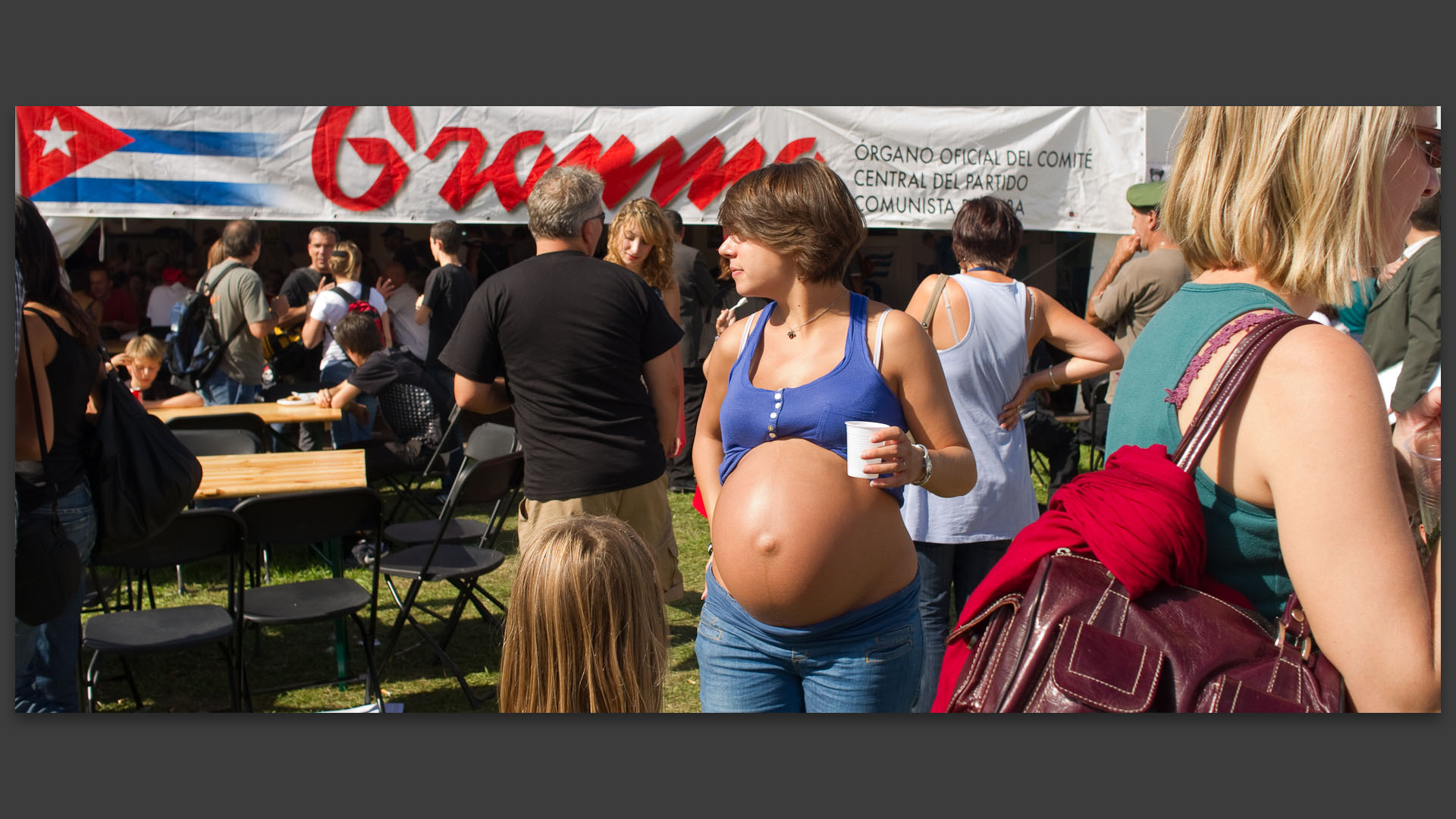Femme enceinte au stand du Parti communiste de Cuba, à la fête de l'Humanité, à La Courneuve.